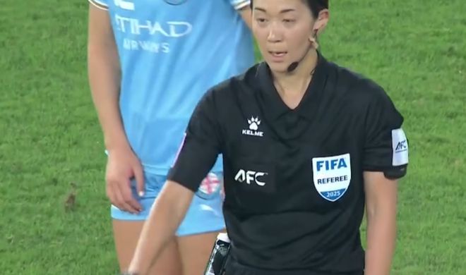 女足亞冠決賽巨大爭議！加時賽漏判點球，禁區(qū)手球被無視3人不滿