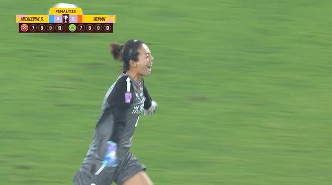 神了！武漢女足門將陳晨替補登場，點球大戰(zhàn)兩度撲點制勝！