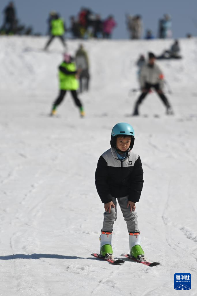 浙江：高山雪场游人众