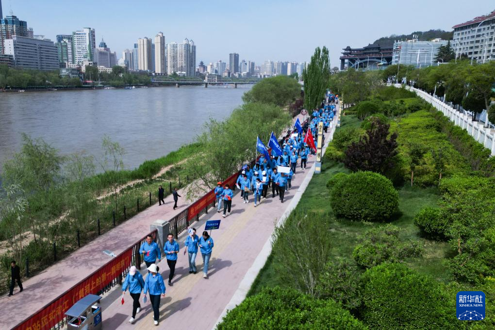 甘肃兰州：母亲河畔健步行