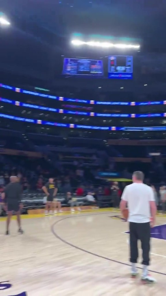 感覺(jué)NBA最逆天手感就是約基奇東契奇了？各種不該進(jìn)的都可能進(jìn)