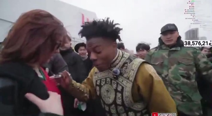 蒙古女粉絲讓甲亢哥在她胸部上簽名