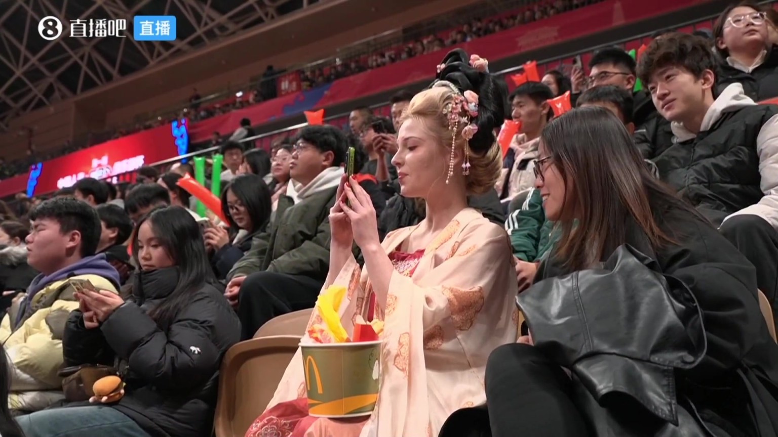 導播加雞腿！CBA俱樂(lè )部杯現場(chǎng)，驚現一位金發(fā)美女身穿漢服