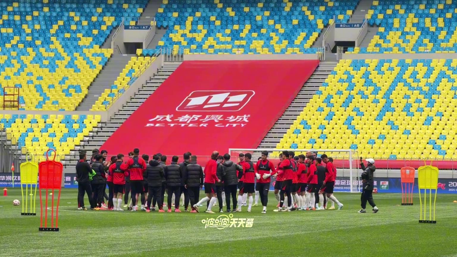 成都蓉城vs天津津门虎赛前踩场，德尔加多在列