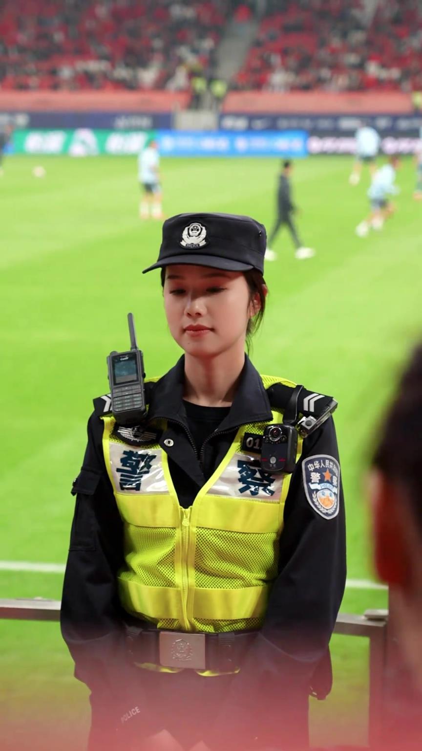这颜值这气质！上海德比大战赛场上的新警小姐姐，警花没跑了