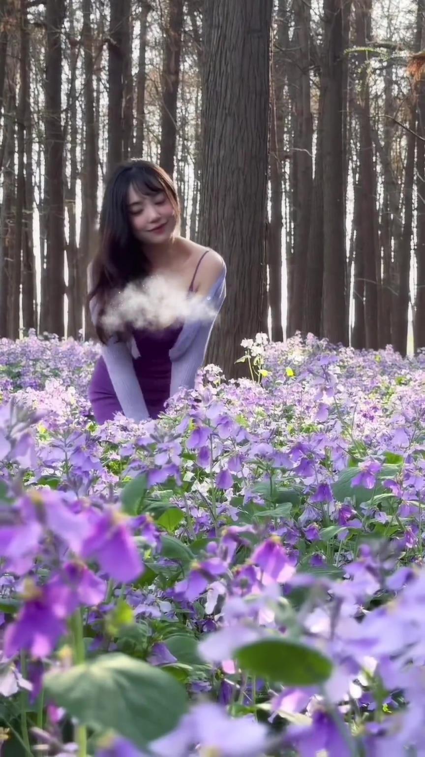 这尺度真得打码！同曦老板儿媳杨肉包紫色吊带花丛中拍照