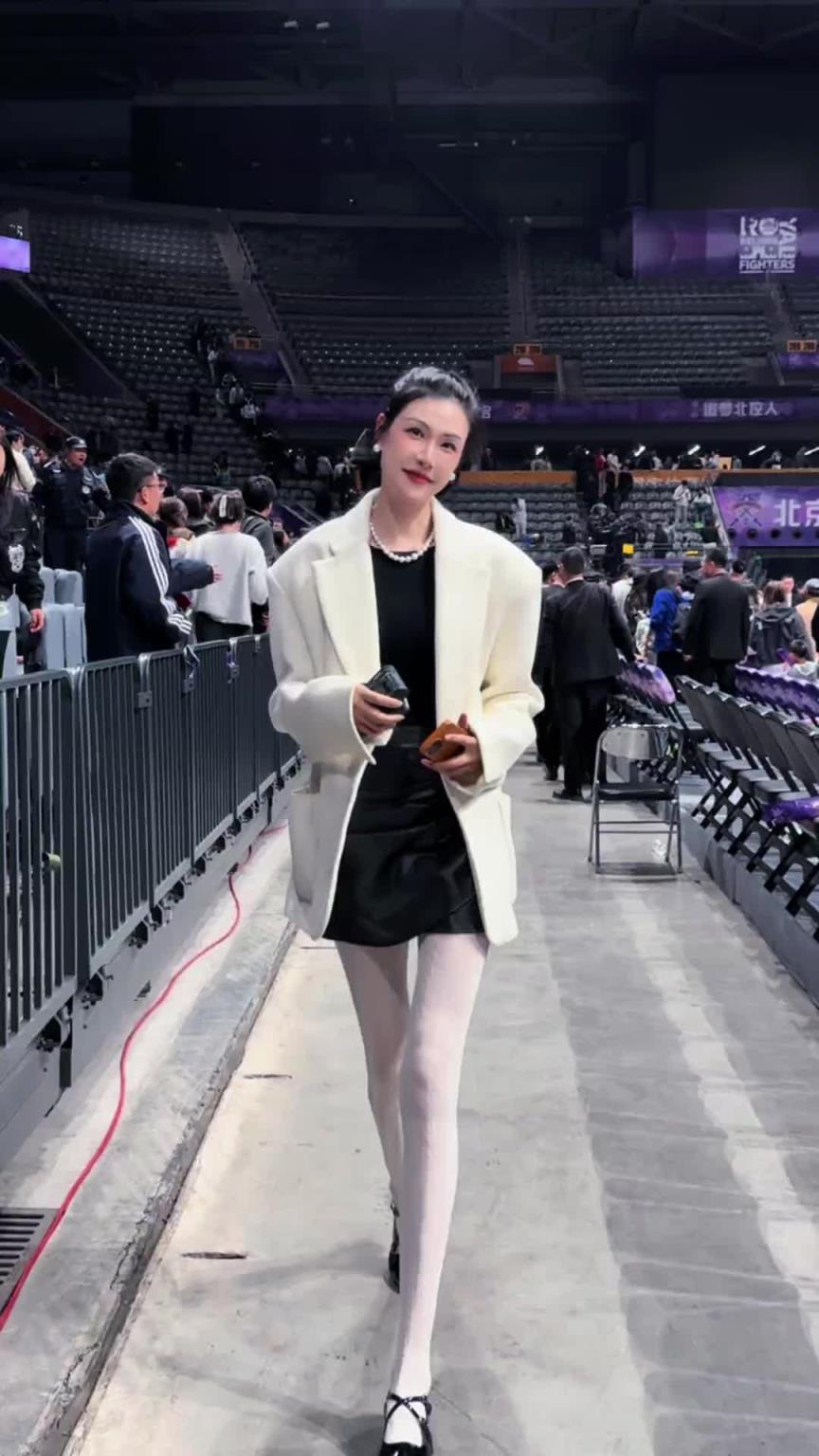 白丝大长腿也不错哦！许诺又来看球了 这次从黑丝换成了白丝啊~