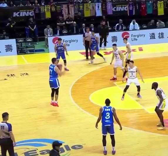 震惊都见过奇葩投篮 但这位奇葩姿势恐前无古人后无来者