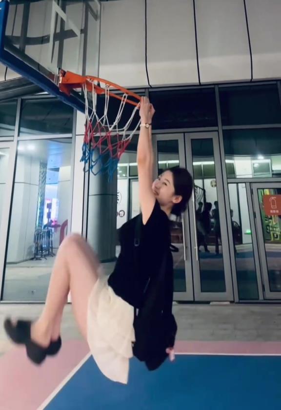 小姐姐这扣篮动作还挺娴熟的！