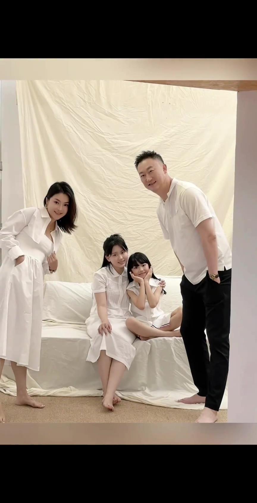 当时看着多幸福啊！刘维伟妻子曾在母亲节晒一家人的亲子照~