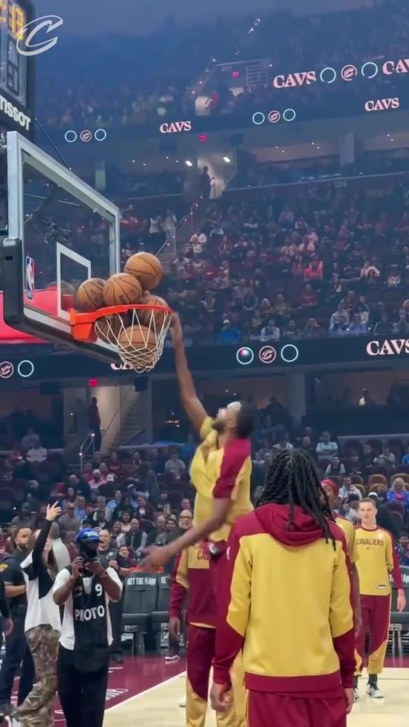 原来NBA球员也这样当第二个球卡上去的时候，目的就变了