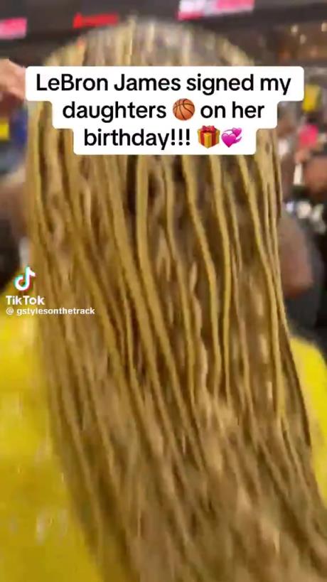 球迷发布视频：詹姆斯给我女儿最好的生日礼物！亲笔签名篮球！