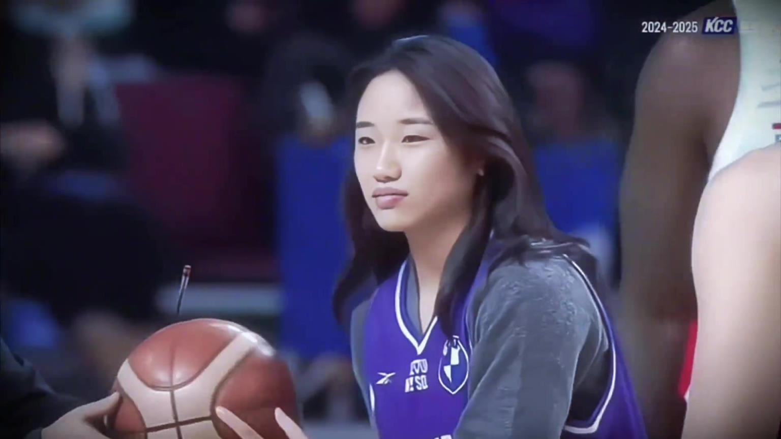打篮球的安洗莹也是美美的！爱了爱了~