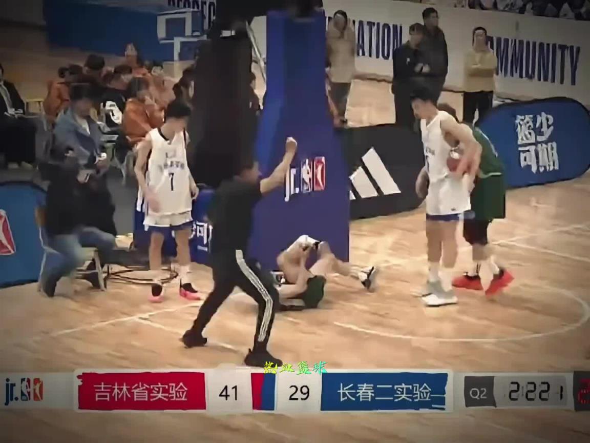 太恐怖了！小伙落地踩到篮球架90°崴脚变形 乔治亲自发视频鼓励