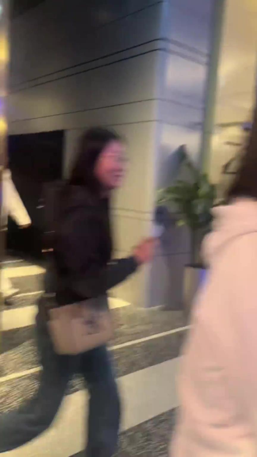 不是，一个男的怎么身上挂了这么多女的？
