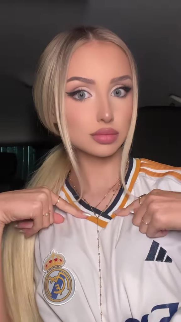 皇马美女球迷拿着巴萨球衣：我爱皇马，巴萨emmmm