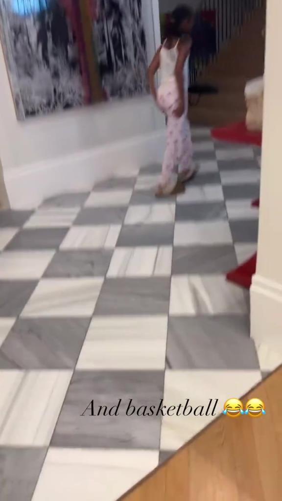不敢想她有多幸福！勒布朗女儿朱莉在豪宅里和狗狗打球