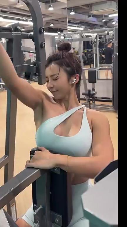 炸裂啊！感受下张曼源的撸铁视频，这身材比很多吧友都壮吧