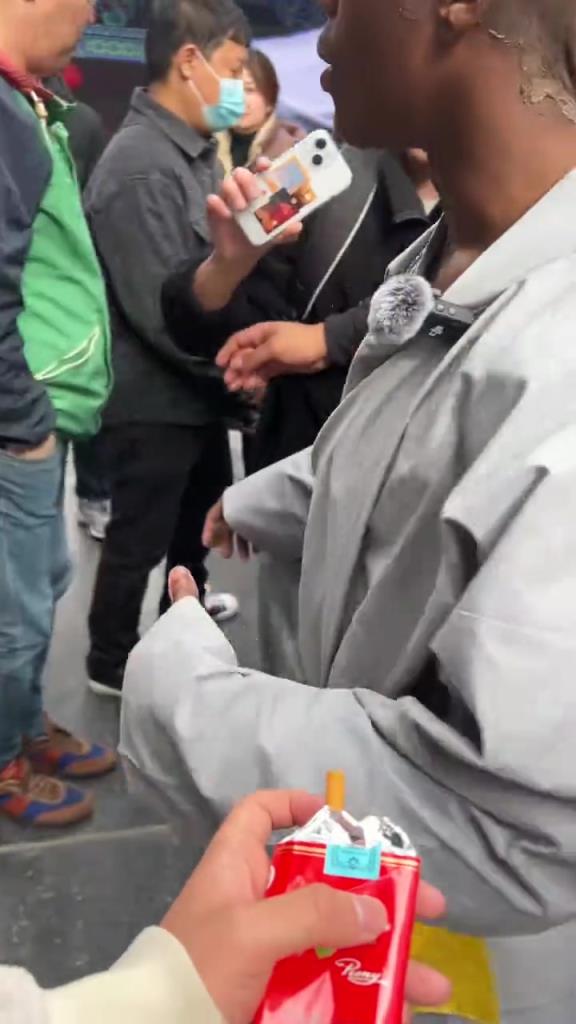 网友给甲亢哥递烟，甲亢哥直说no,no,no