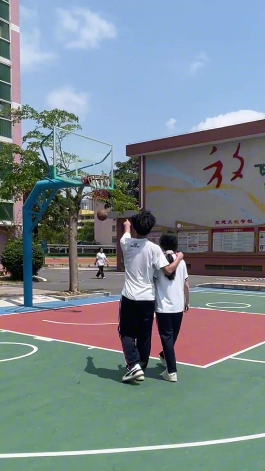 大大方方的友情，小心翼翼的爱情！