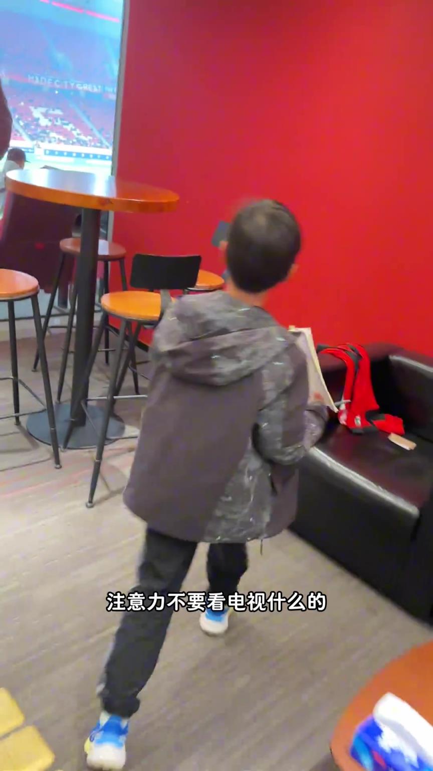 像不像看球的你！武磊带儿子在白玉碗包厢看球，还得教儿子学数学