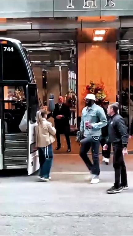 这就是超级巨星！球迷蹲到出酒店的詹姆斯疯狂尖叫