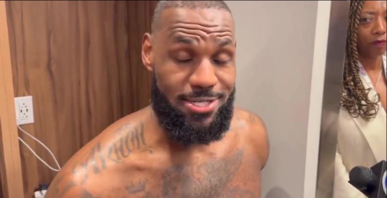 没错呀！记者：现如今NBA有什么仍特别棒？詹姆斯：詹和库