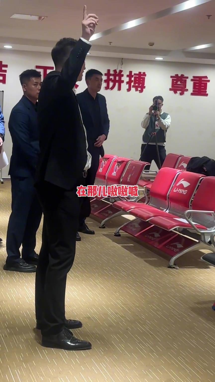 刘维伟此前怒批球员：你们的斗志还不如看台上的那女的 嗷嗷喊
