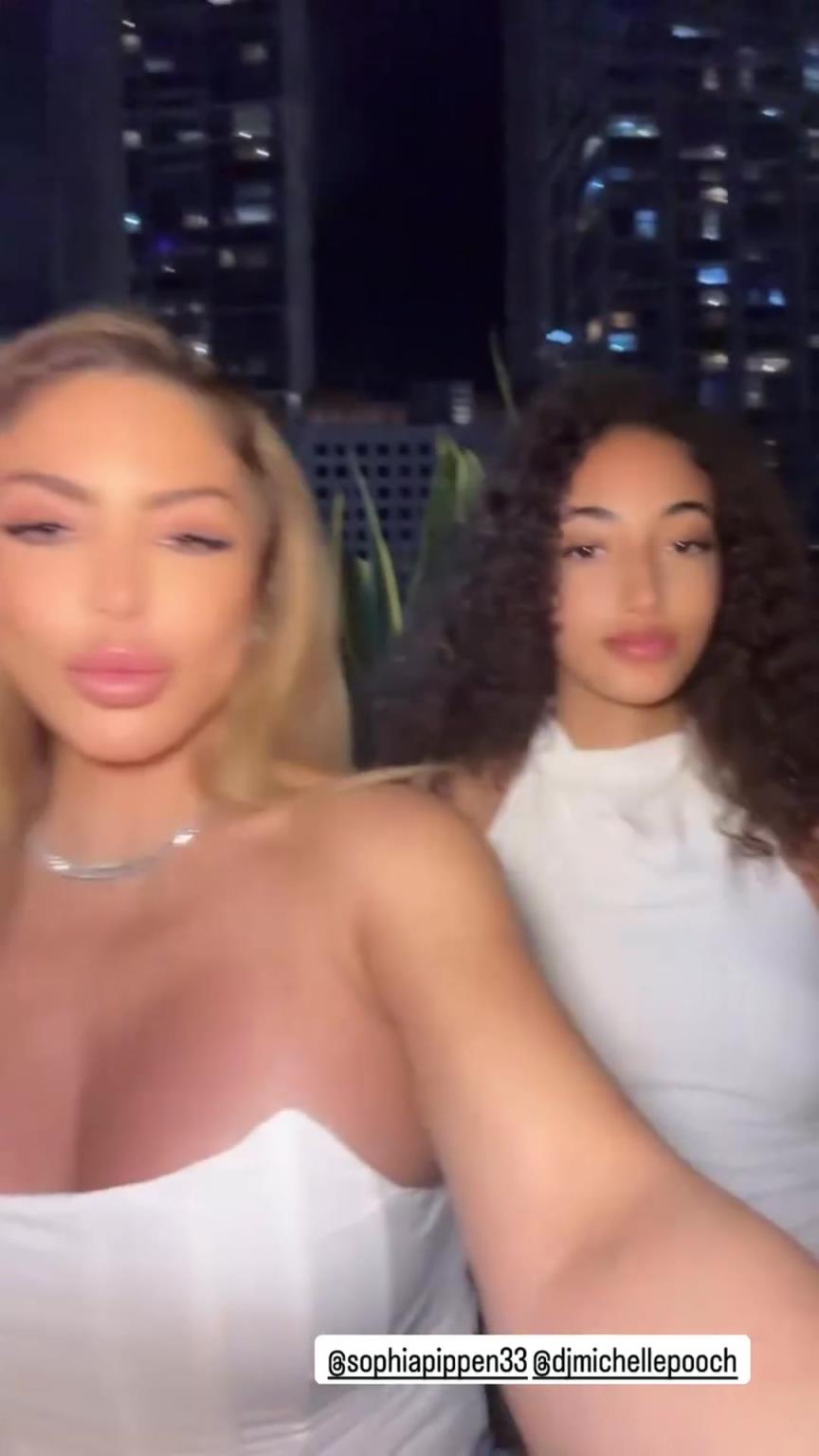 皮蓬前妻与女儿合拍视频，女儿的颜值也很高啊！