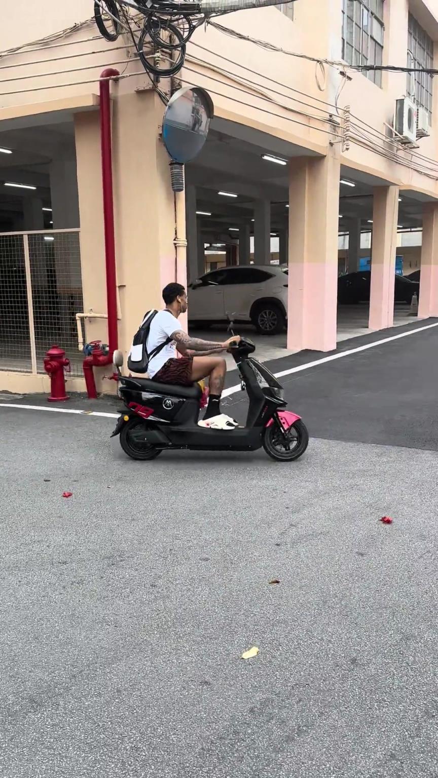 电动车配上了！特雷-伯克这回才算是正经融入广东队了