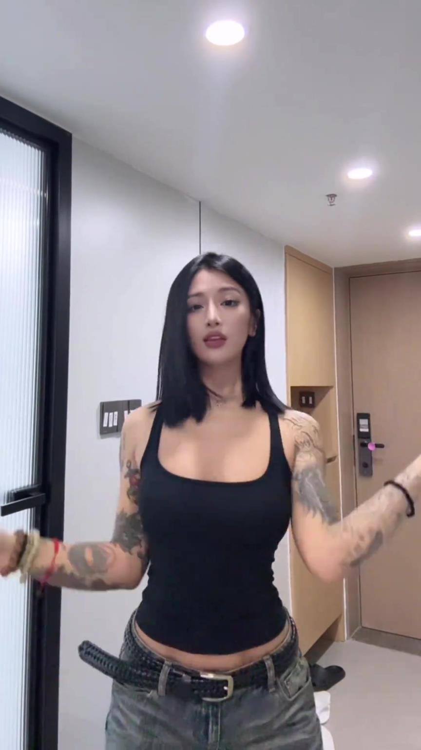 李添荣女友秀热舞：顶光战神