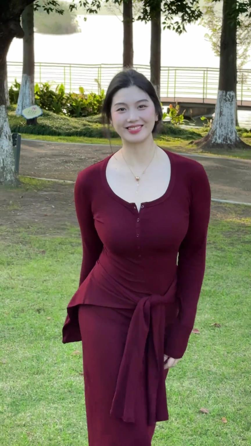 珠圆玉润！野球场肘姐这丰满身材，完全不输张曼源！