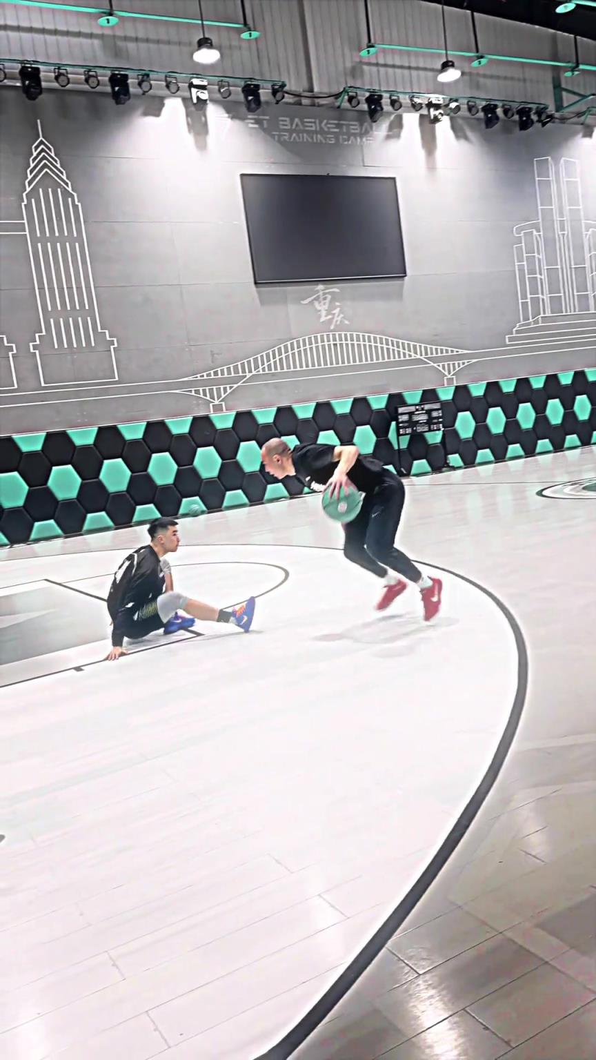 现在的00后都这么喜欢坐下吗？