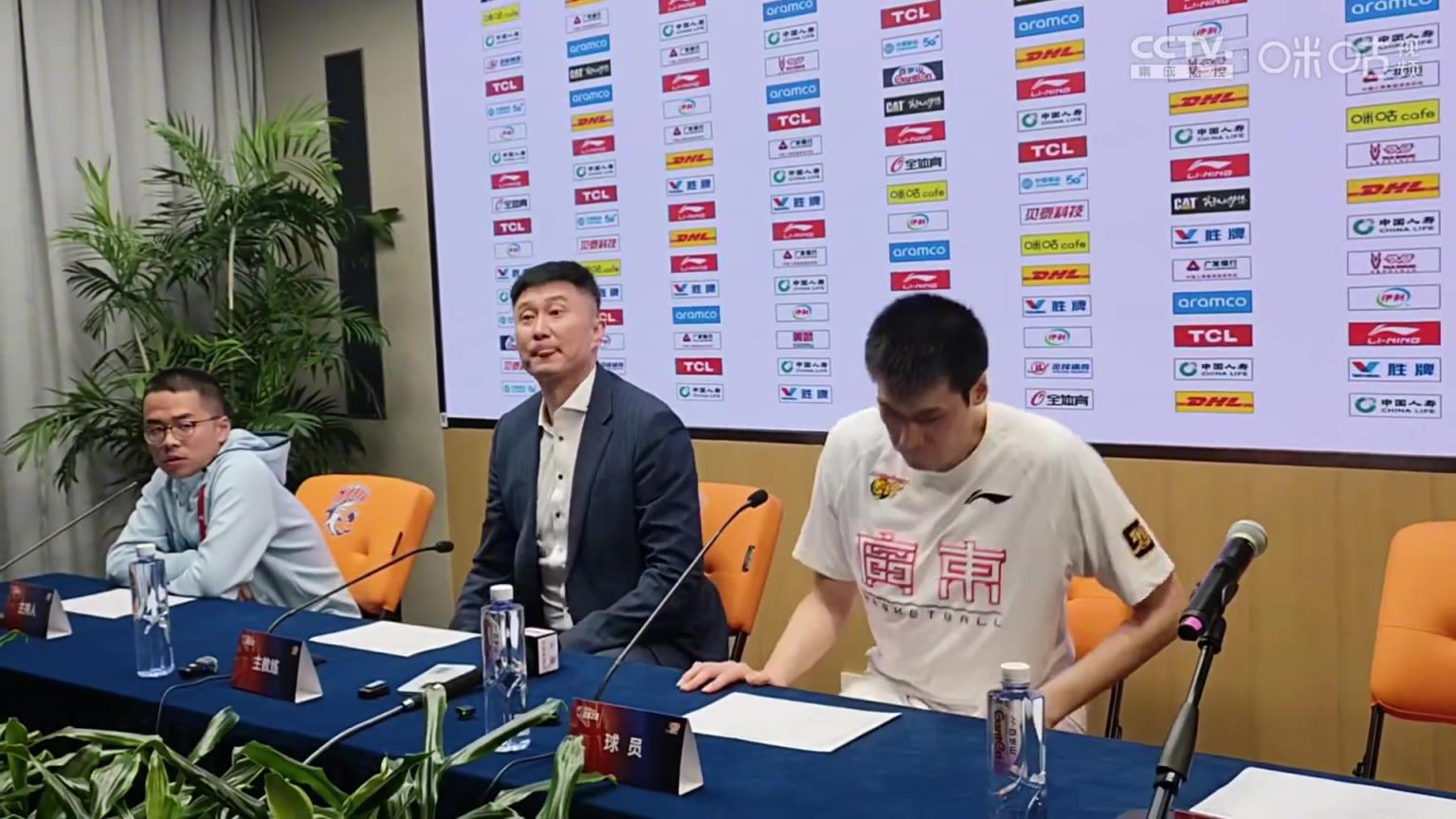 被绝杀后心态还不错！杜锋回应边线球世界难题：下次问郭士强指导