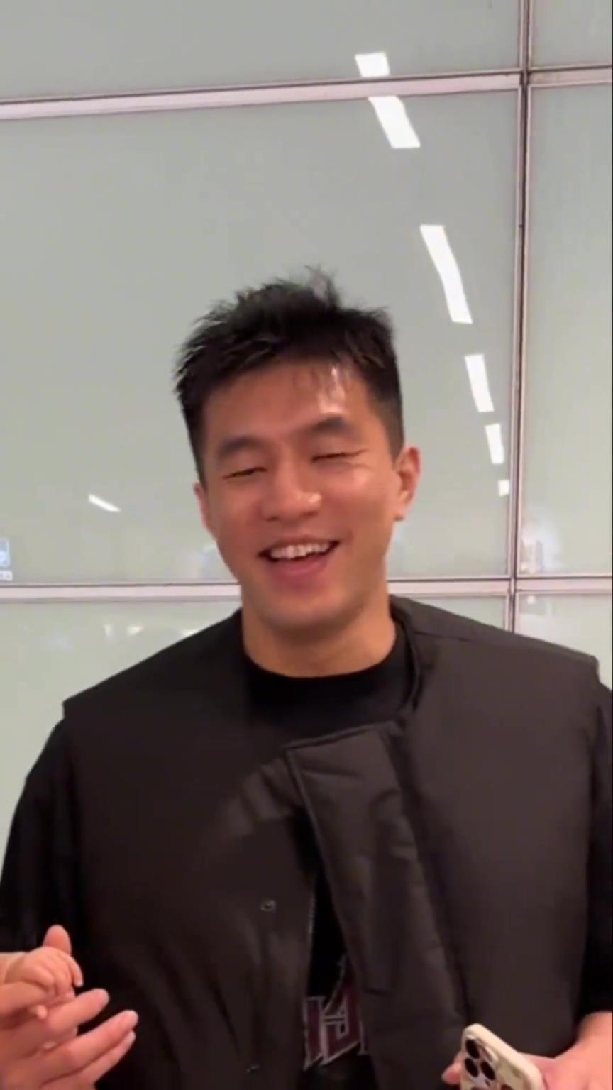 眼睛恢复不错！郭艾伦落地长沙 准备录制综艺节目