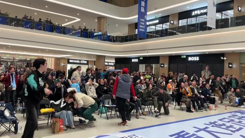 卧槽！大连商场内众人看马莱莱点球不进反应