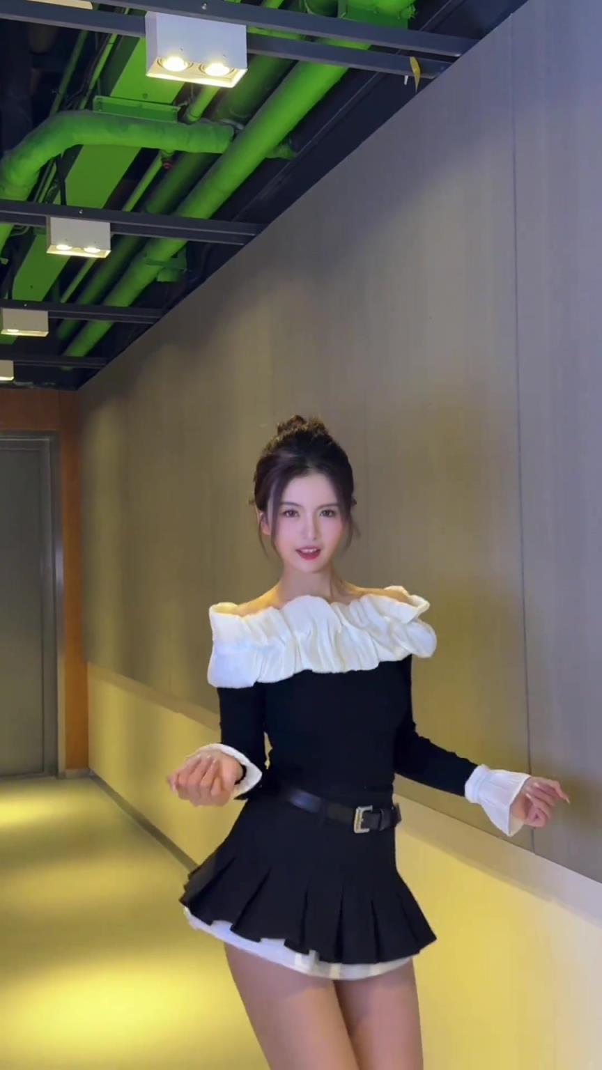 腾讯女主播炼炼：请问大家，哪套好看？我承认我不太协调~