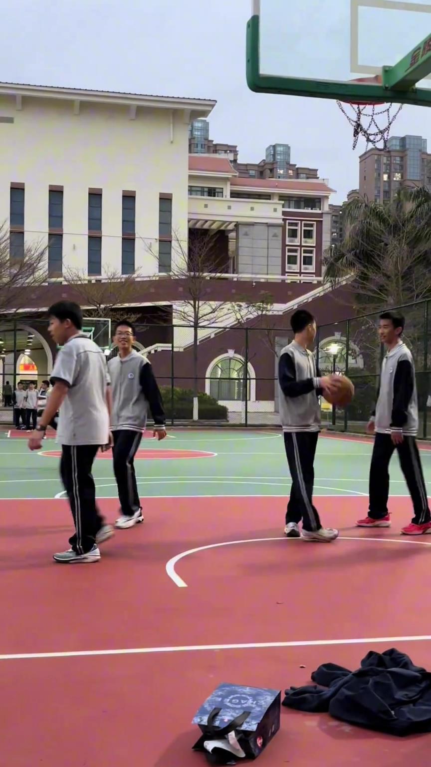 女库里？某中学惊现女同学神射手连进4记三分惊呆男同学！