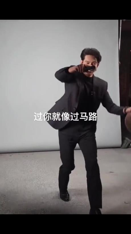 模板莫兰特？演员于适持枪运球直呼：这是最好的突破方式