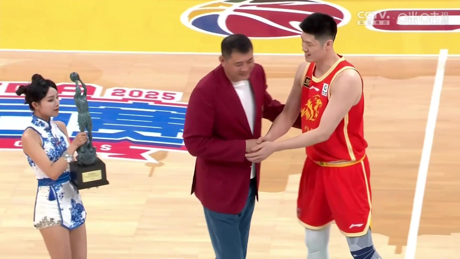 广厦的MVP！胡金秋全面表现现场获颁本赛季最有价值球员