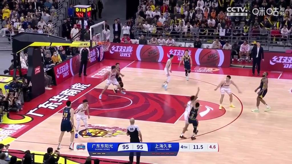 全场狂呼MVP！胡明轩决胜时刻大心脏撤步三分，随后又送上制胜抢断！
