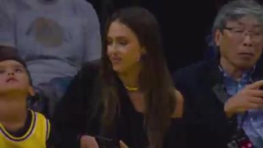女神阿尔巴又来看湖人了，约翰-传奇的妻子场边也大秀美腿