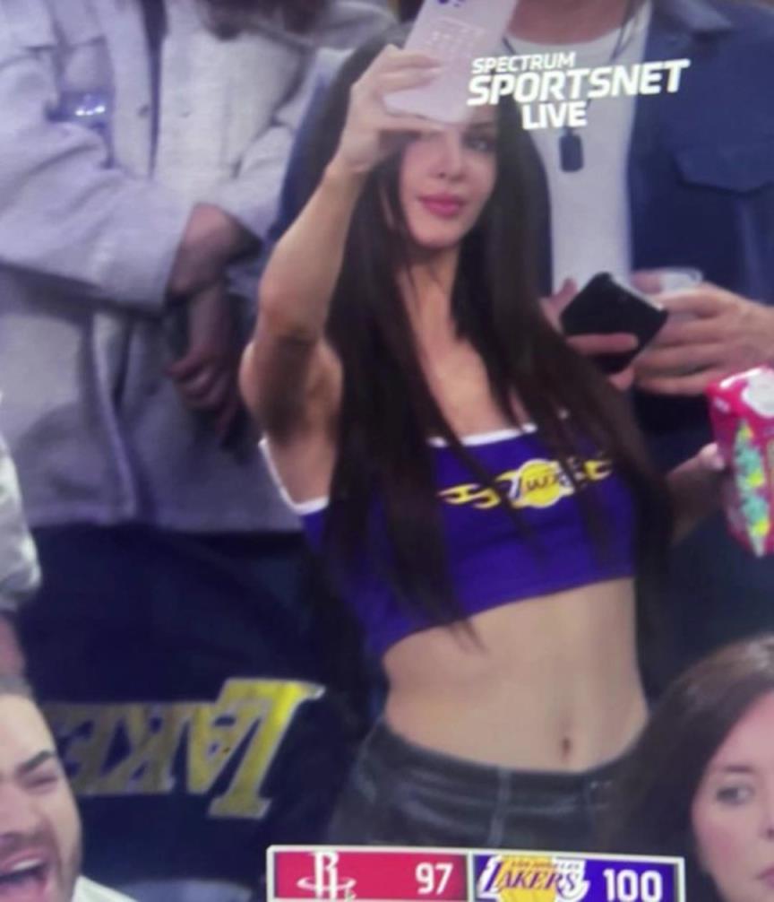 导播先等等！被场边的湖人女球迷美到了