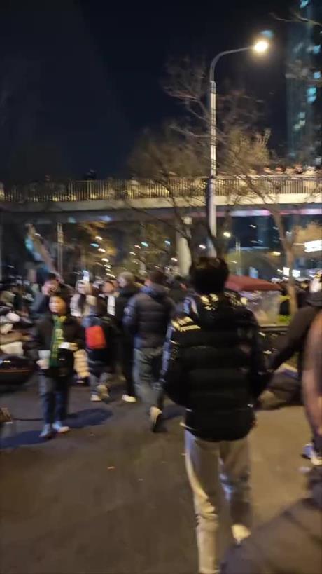 赛后国安球迷街头大喊：马宁SB！