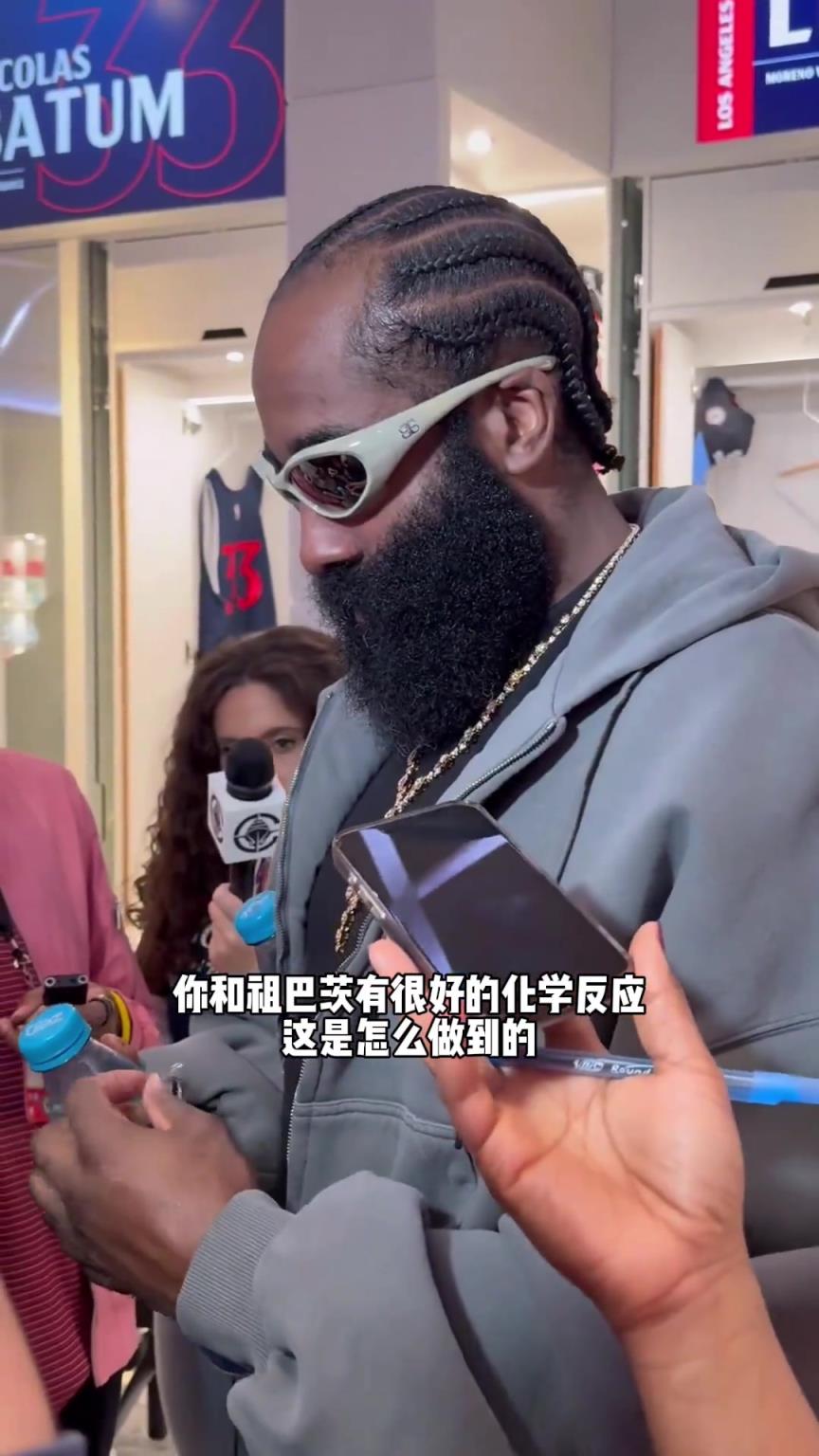 祖巴茨大腿都拍肿了，续约续早了啊