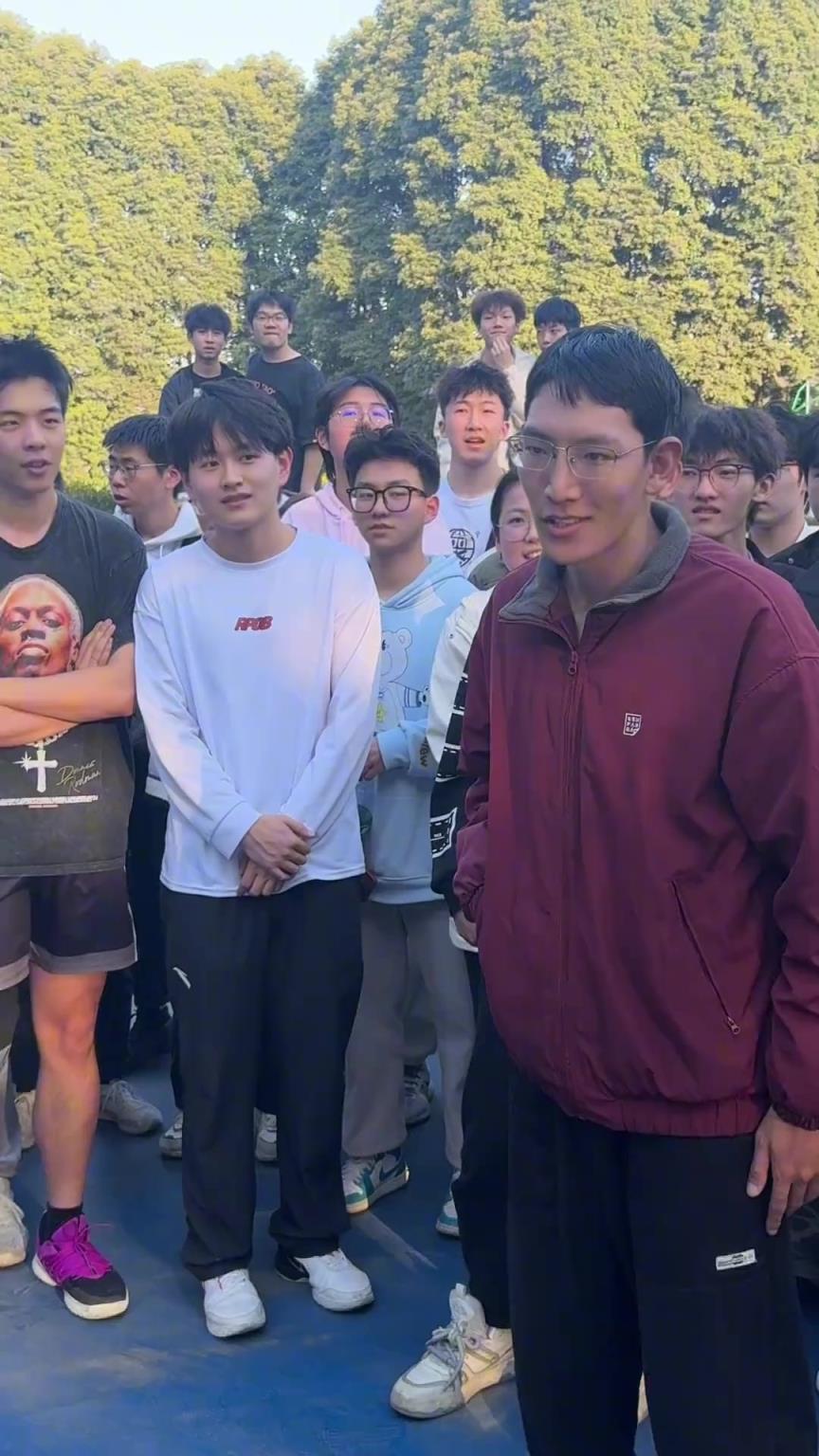 谁赢？网红平常心1v1清华研究生 先让女朋友盼盼过两招！