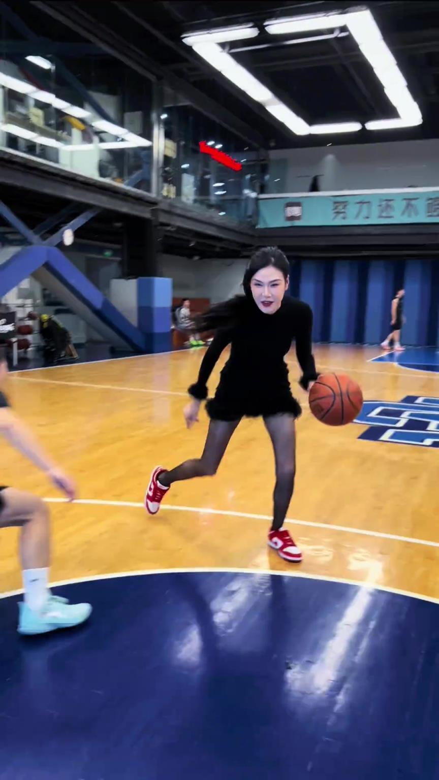 9分！许诺穿着黑丝打球：我这个过人你打几分？