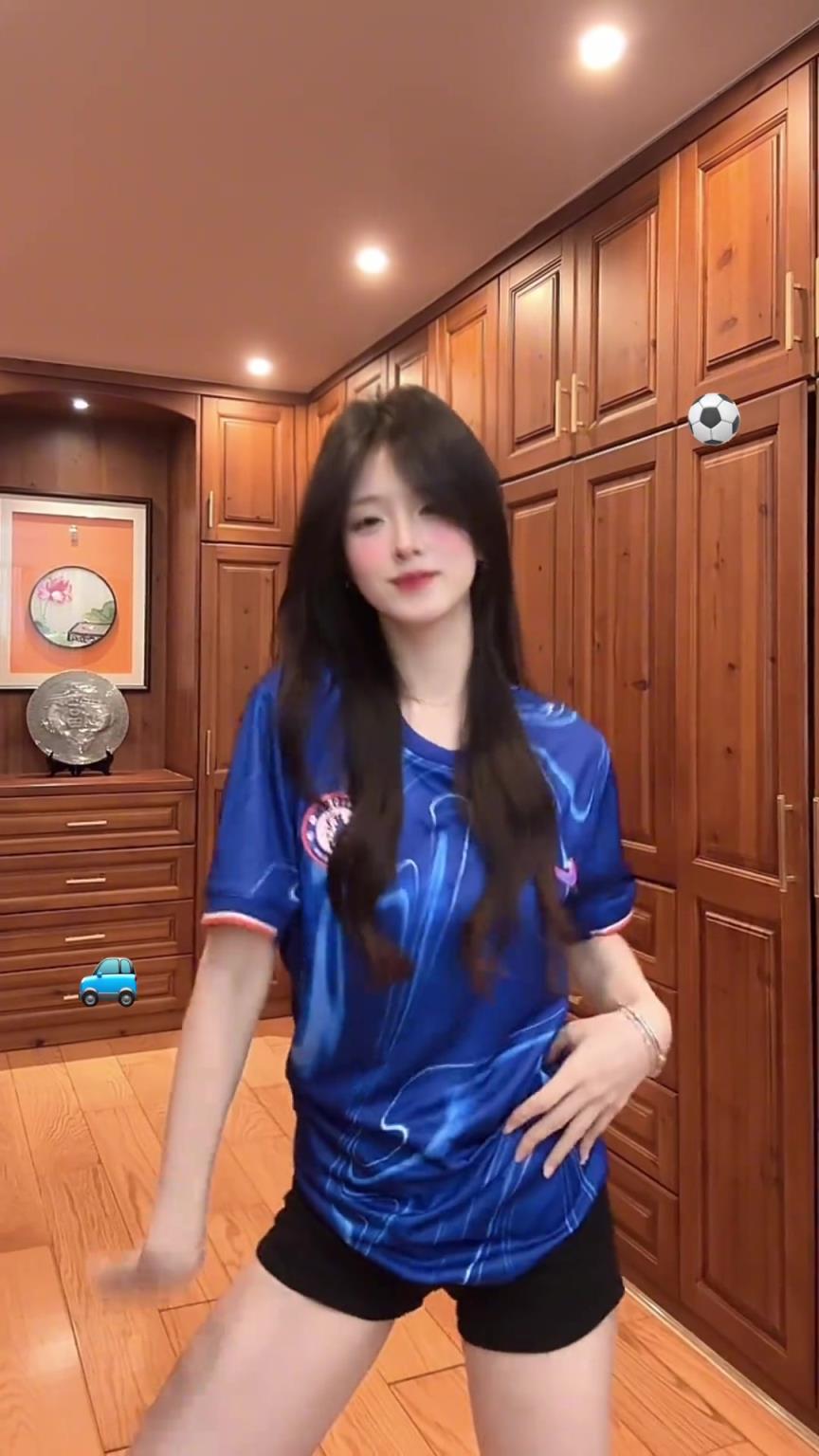 作为车迷，看蓝军美女球迷跳舞很合理吧