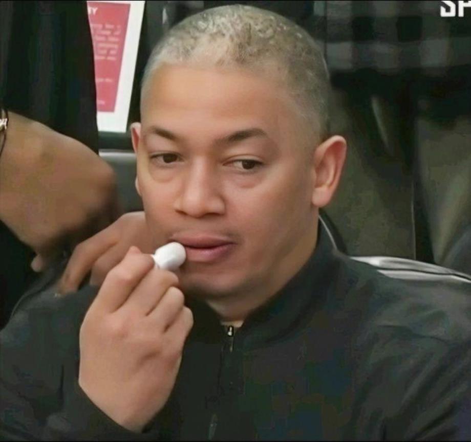 泰伦-卢复出执教快船 在场边涂润唇膏略显精致啊