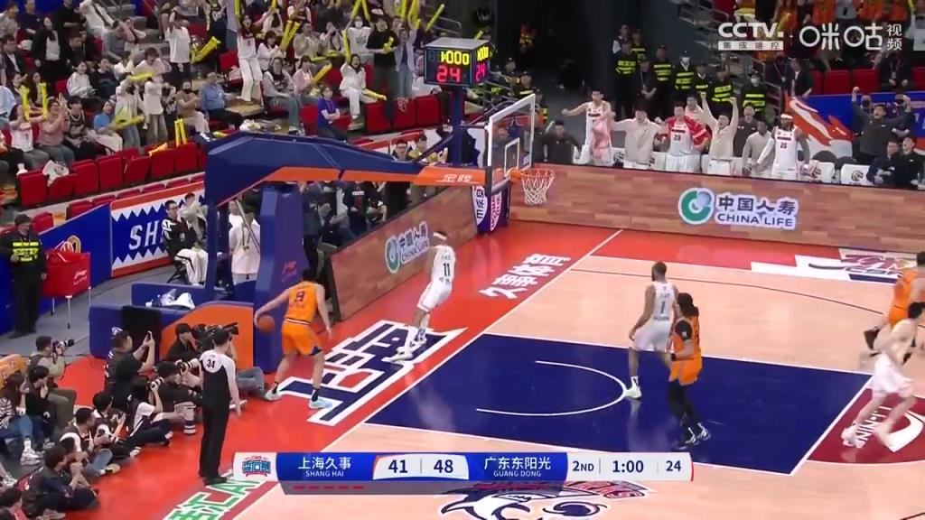 炸裂程度堪比NBA！贝兹利隔着闫鹏飞残暴飞扣！